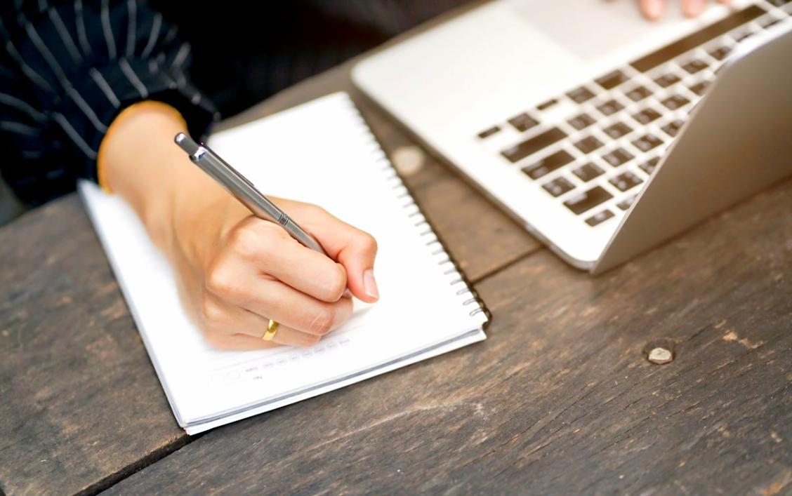 Spazio di lavoro moderno con tecnologia per analisi